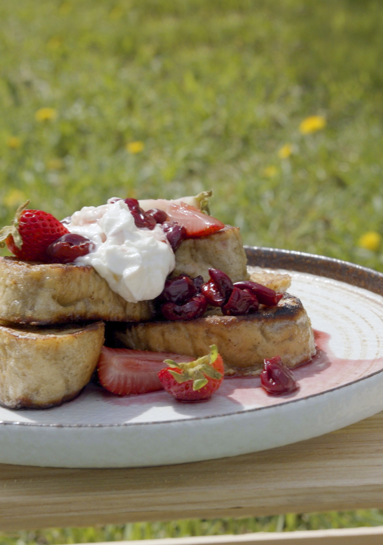 Image: Pain doré aux cerises | French Toast with Small Fruits